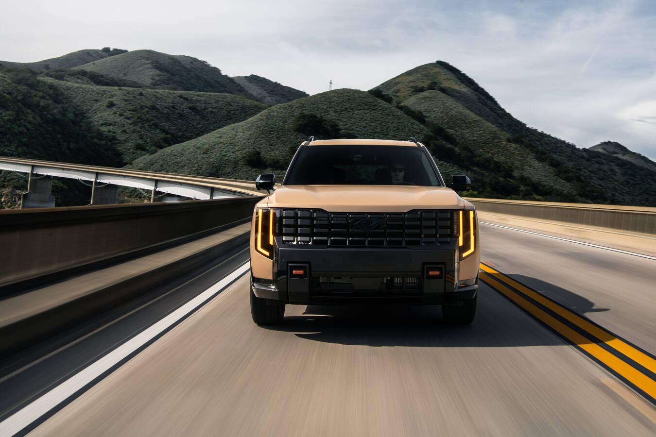 THE ALL-NEW 2027 KIA TELLURIDE HYBRID MEETS THE PACIFIC COAST WHILE TELLURIDE X-PRO TACKLES THE TRAIL